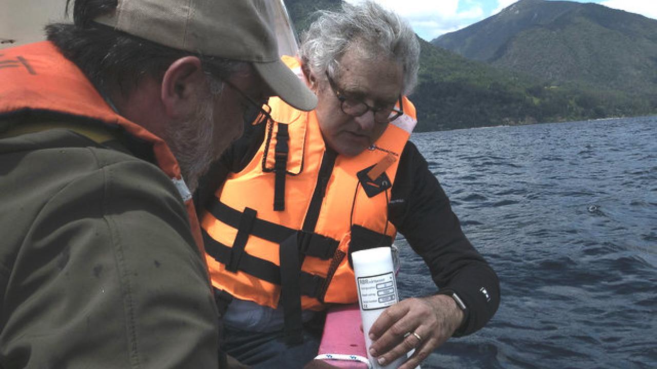 Geoffrey Schladow instalando la estación de monitoreo en el Lago Panguipulli