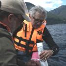 Geoffrey Schladow instalando la estación de monitoreo en el Lago Panguipulli